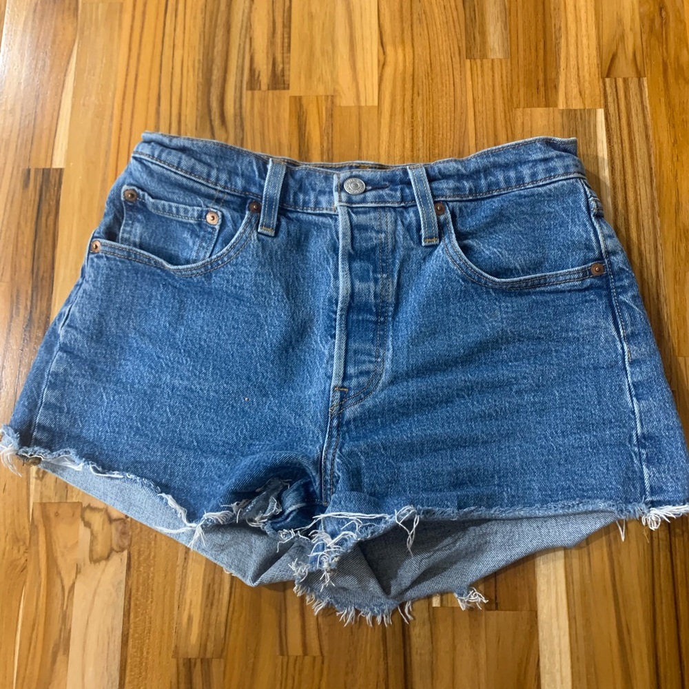 Levi’s 501 women’s denim shorts medium wash